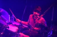 対馬祥太郎（Dr）（撮影：上飯坂一）