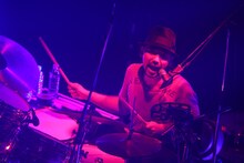 対馬祥太郎（Dr）（撮影：上飯坂一）