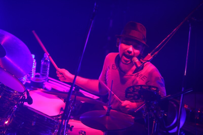 対馬祥太郎（Dr）（撮影：上飯坂一）