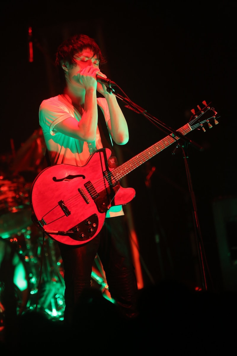 光村龍哉（Vo, G）（撮影：上飯坂一）