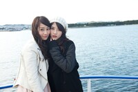 左から桜井玲香、若月佑美。