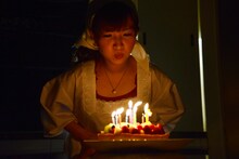 バースデーケーキのろうそくを吹き消す星野みちる。