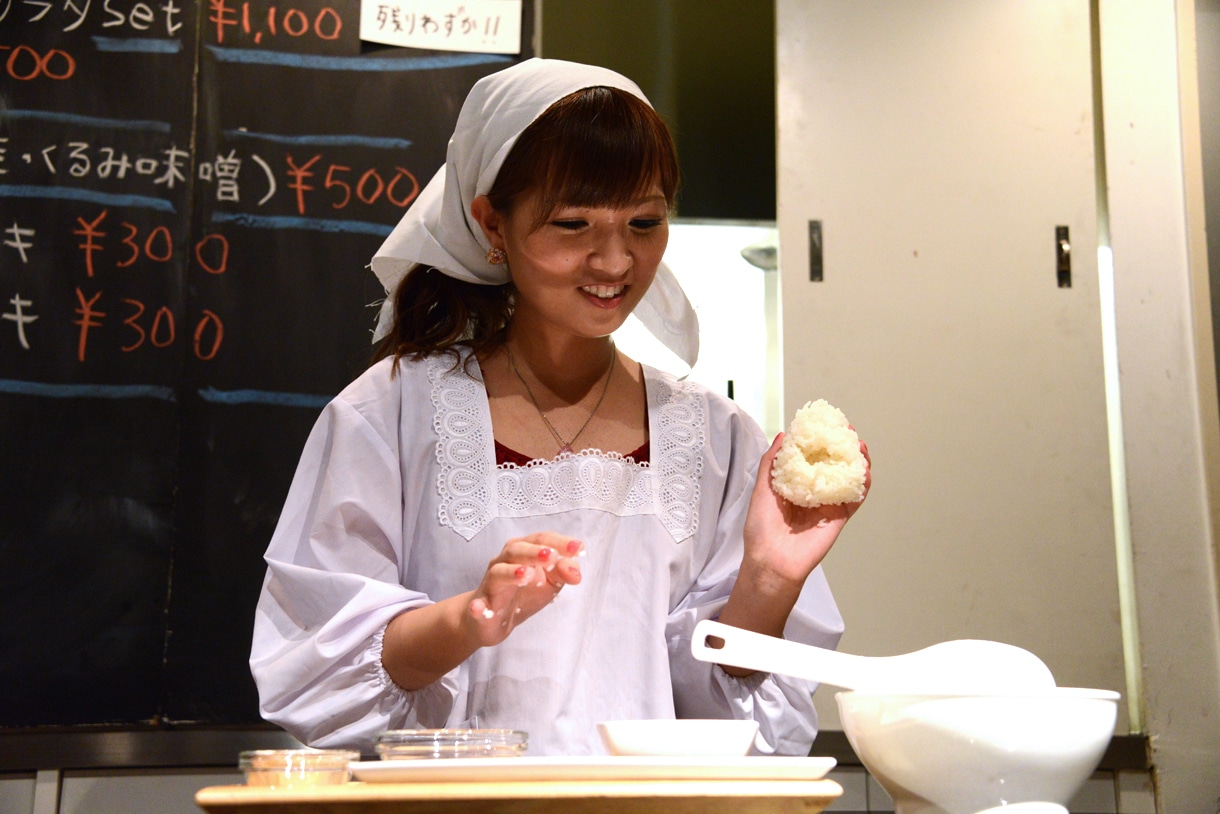 写真は昨年11月の「星野みちる～星誕祭～」の様子。割烹着姿でおにぎり作りにトライする星野みちる。