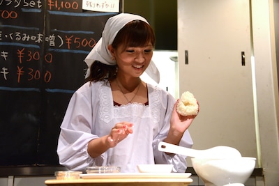 「えっ、具って先に入れるの？」とおにぎり作りに苦戦する星野みちる。