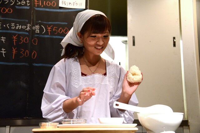 「えっ、具って先に入れるの？」とおにぎり作りに苦戦する星野みちる。