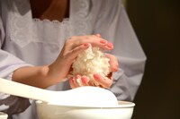 星野は懸命におにぎりを握るも、どんどん残念な事態に。