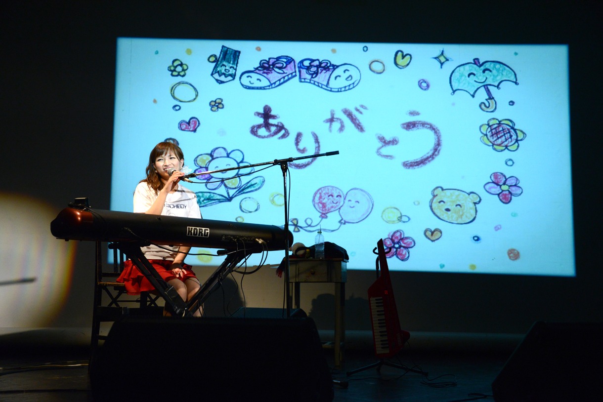 アンコール曲「一緒に旅する君へ」では絵本のような星野直筆のメッセージがスクリーンに映し出された。
