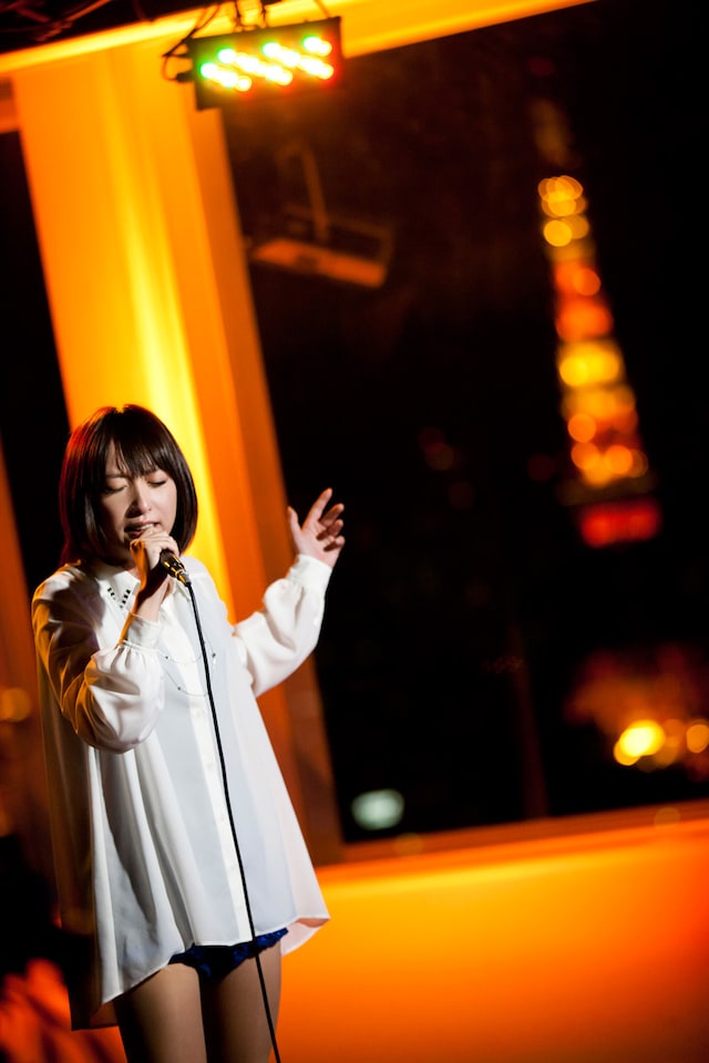 「MUSIC FRIDAY on Google+ | YouTube」での藍井エイルのスタジオライブの様子。