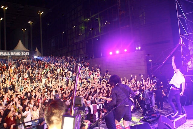 「HUSH!! Full Band 2013」でパフォーマンスを行うギルガメッシュ。