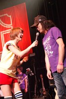 左から岡田ロビン翔子、手島いさむ（G / ユニコーン）。