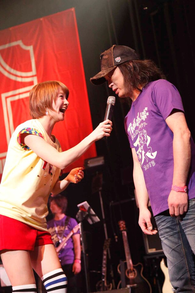 左から岡田ロビン翔子、手島いさむ（G / ユニコーン）。