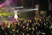 ソロ曲「Lovely! Lovely!」を披露する後藤夕貴。