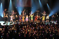 突然ライブに乱入してきたアップアップガールズ（仮）と吉川友。