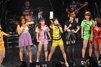 THE ポッシボーと吉川友に果たし状を突きつける佐保明梨。