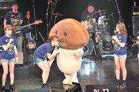 なめこの言葉を聞く諸塚香奈実。