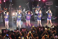 「んふっとメリークリスマス！」歌唱の様子。