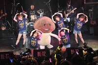 「んふっとメリークリスマス！」歌唱の様子。