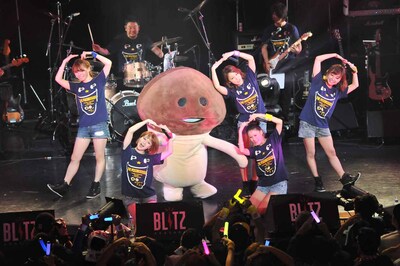 「んふっとメリークリスマス！」歌唱の様子。