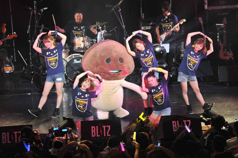 「んふっとメリークリスマス！」歌唱の様子。