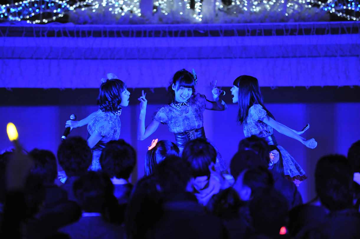 左から京佳、志田友美、荻野可鈴。