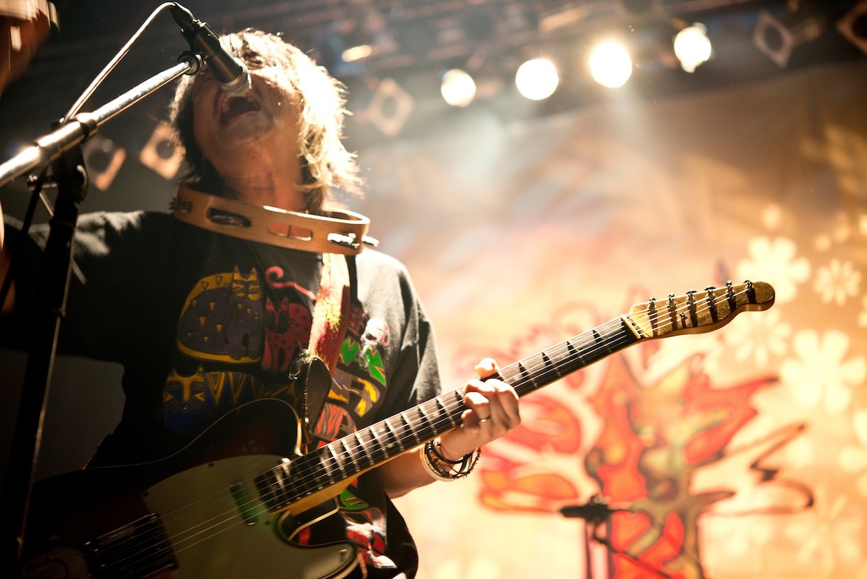 稲村太佑（Vo, G, Violin）（Photo by AZUMA Tatsuya）