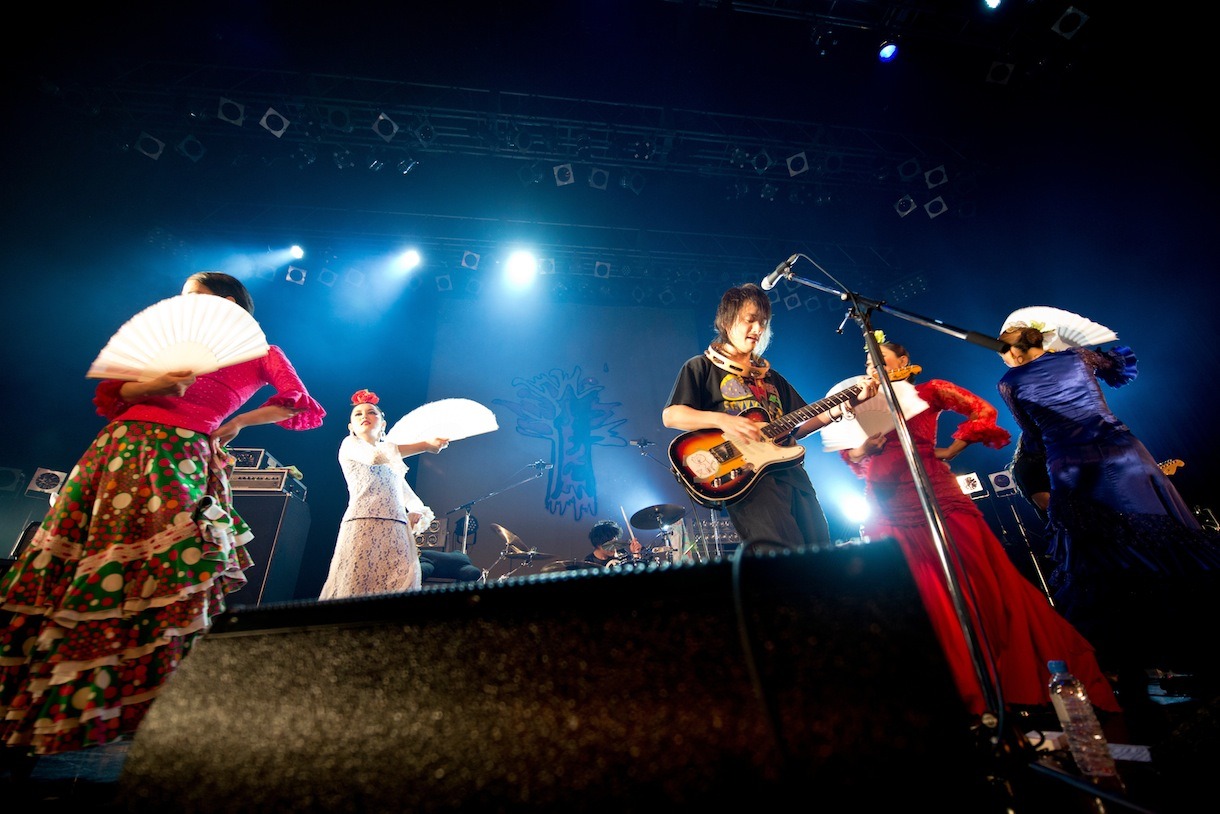 フラメンコダンサーとコラボするアルカラ。（Photo by AZUMA Tatsuya）