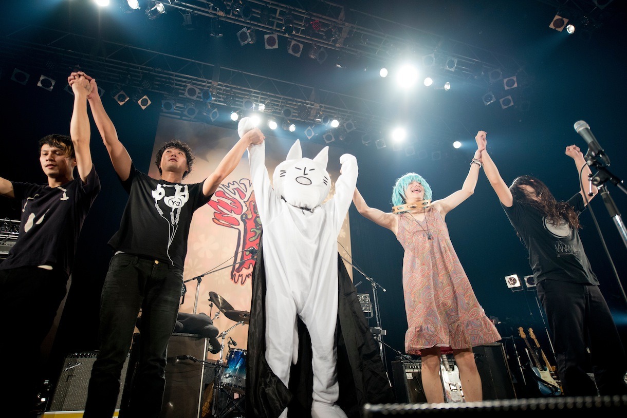 アンコールで観客で挨拶するアルカラのメンバー。（Photo by AZUMA Tatsuya）