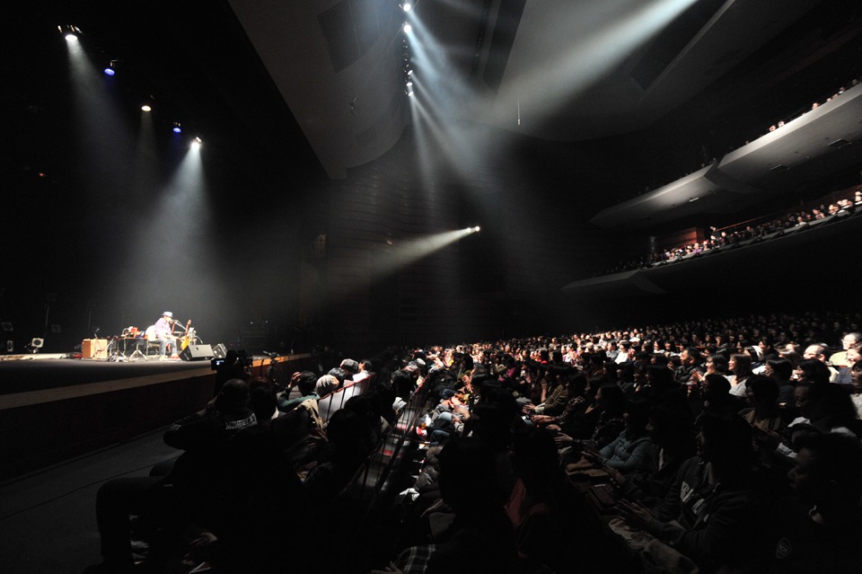 奥田民生「北九州市制50周年記念 SPACE SHOWER TV × J:COM present 奥田民生 弾き語り SPECIAL LIVE」の会場の様子。