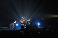 奥田民生「北九州市制50周年記念 SPACE SHOWER TV × J:COM present 奥田民生 弾き語り SPECIAL LIVE」のステージ。