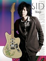 Shinjiとシグネチャーモデルギター「DECADE-CUSTOM LESHY」。