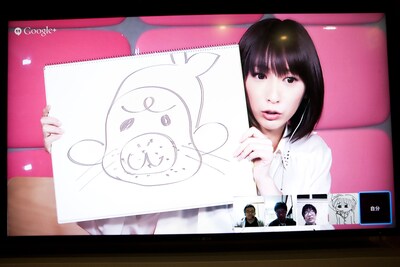 「MUSIC FRIDAY on Google+ | YouTube」にてビデオチャット上でファンと「お絵かきしりとり」を楽しむ藍井エイル。