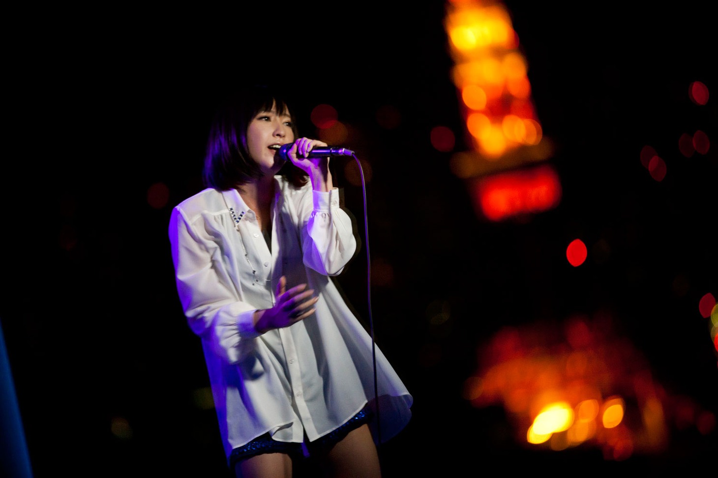 「MUSIC FRIDAY on Google+ | YouTube」での藍井エイルのスタジオライブの様子。