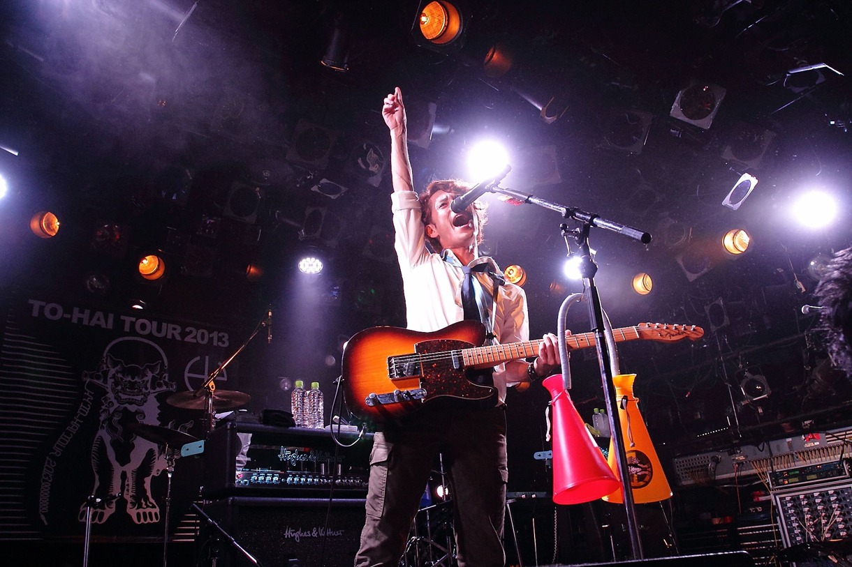 新里英之（Vo, G） （Photo by Yuka Komai）