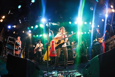 11月27日に実施されたHY「HY TO-HAI TOUR 2013」東京・渋谷CLUB QUATTRO公演の様子。（Photo by Yuka Komai）
