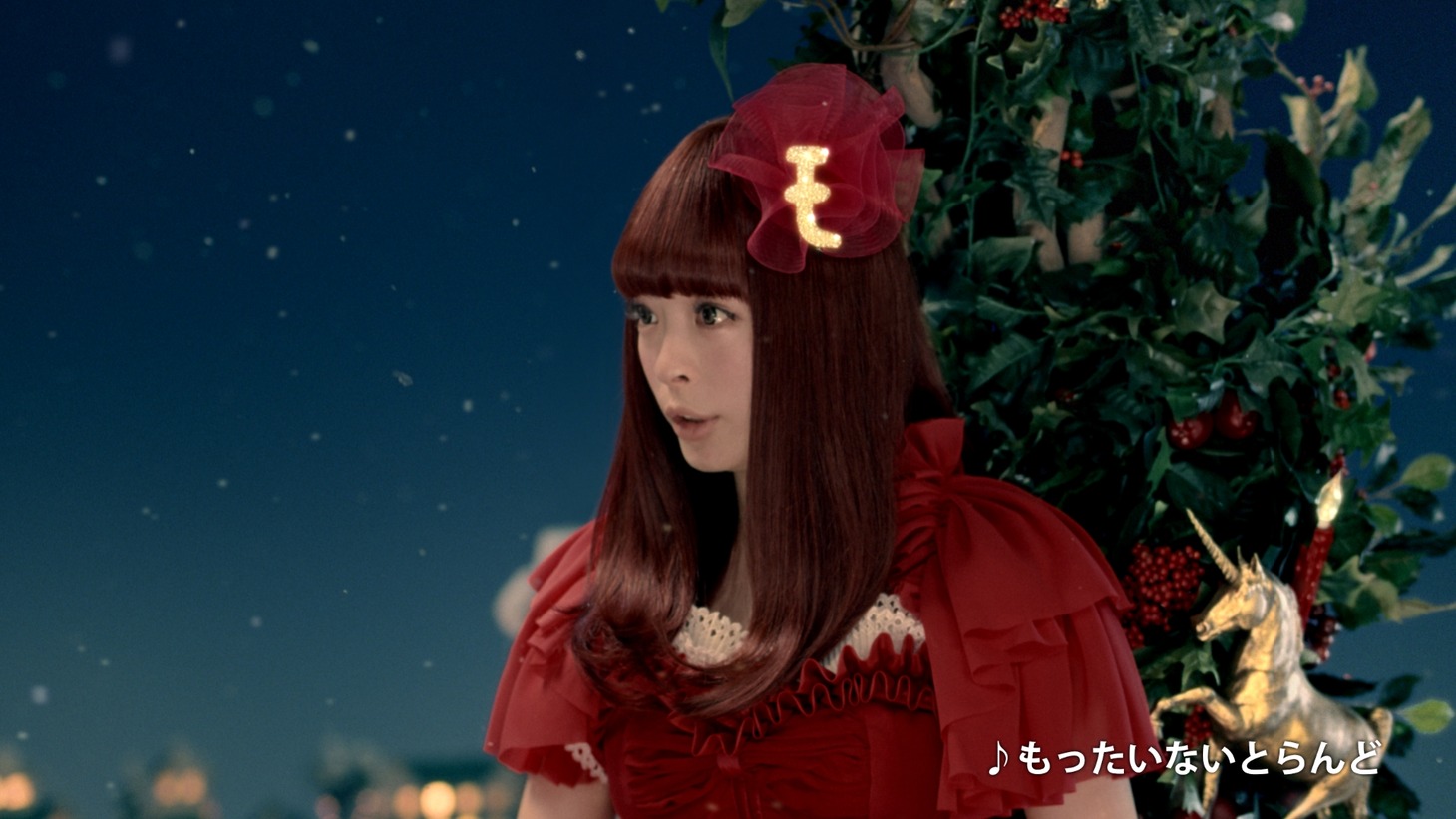 きゃりーぱみゅぱみゅが出演するCM「auスマートバリュー『クリスマス』篇」のワンシーン。