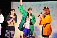 「波茶家」のハッピを贈呈された槙田紗子。