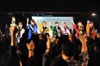 クルーとパッセンジャー全員で乾杯する様子。