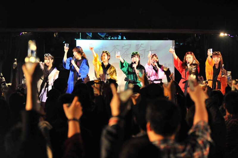 クルーとパッセンジャー全員で乾杯する様子。