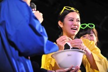 鼻うどんに挑戦する森詩織。