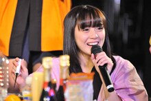 たこ焼きを作る奥仲麻琴。