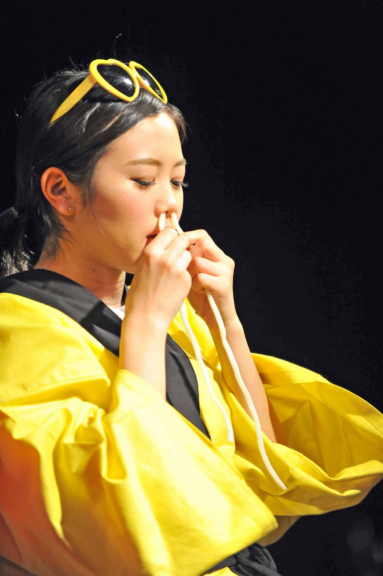 鼻うどんに挑戦する森詩織。