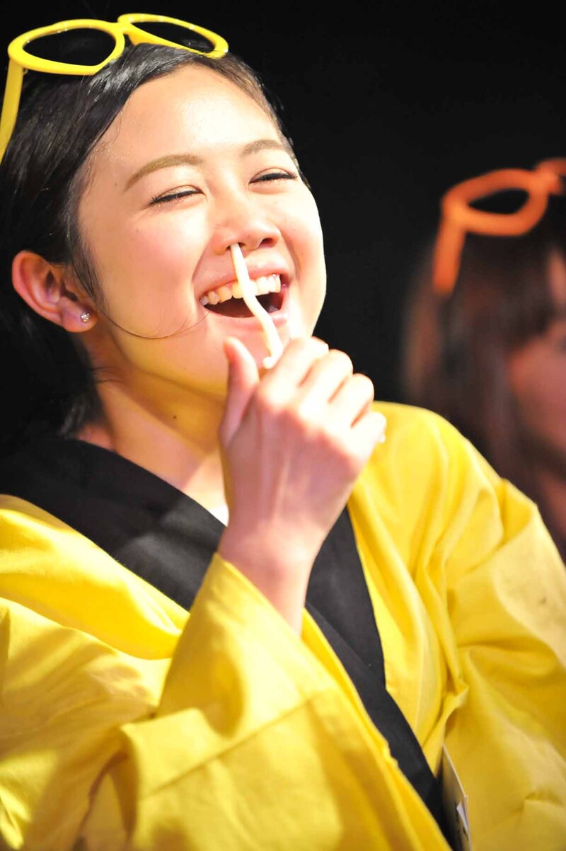 鼻うどんに挑戦し見事成功した森詩織。