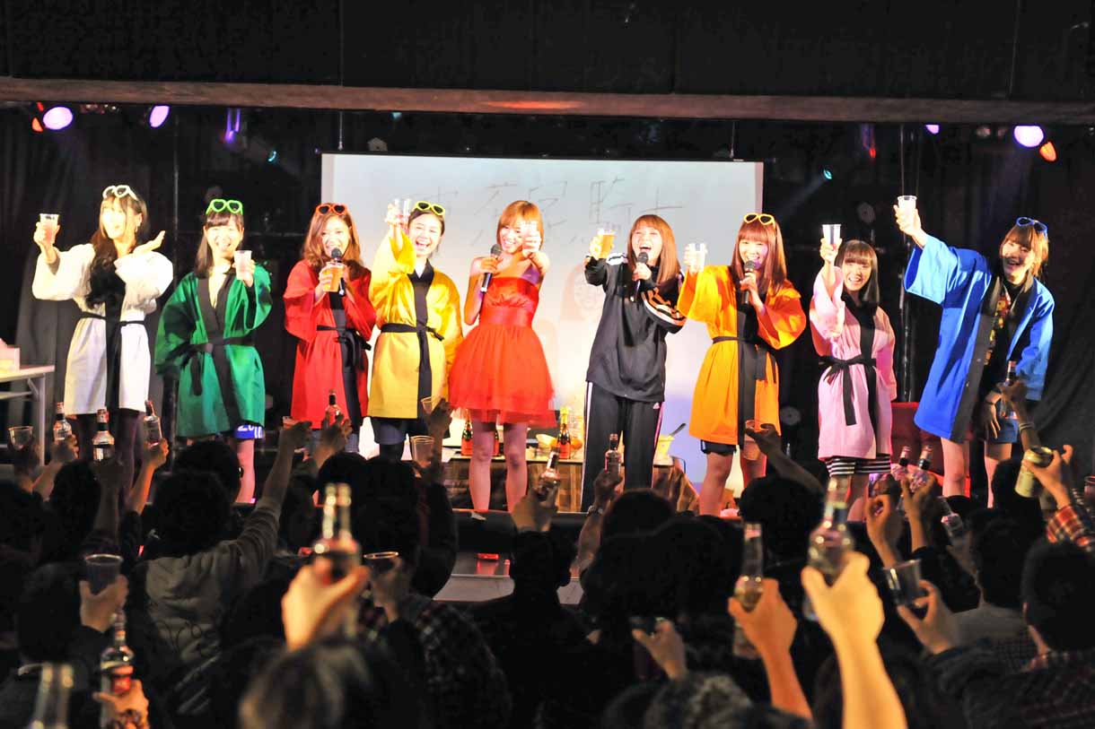 突然乱入してきたprediaの林弓束と青山玲子とともに乾杯するクルーとパッセンジャー。