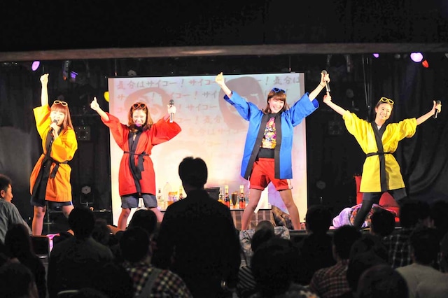「気分はサイコー！サイコー！サイコー！」を初披露する岩村捺未、安斉奈緒美、藤本有紀美、森詩織。