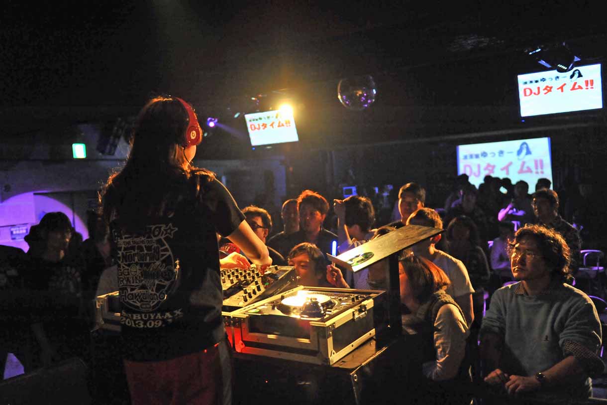 DJに挑戦する藤本有紀美。
