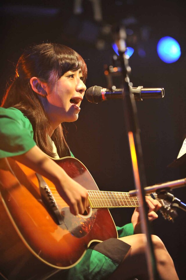 ギター演奏を披露する槙田紗子。