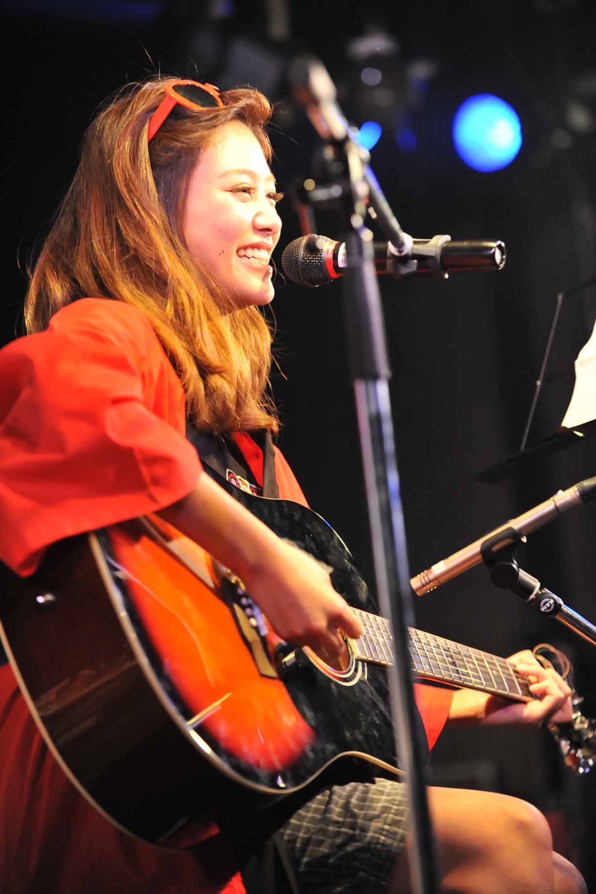 ギター演奏を披露する安斉奈緒美。
