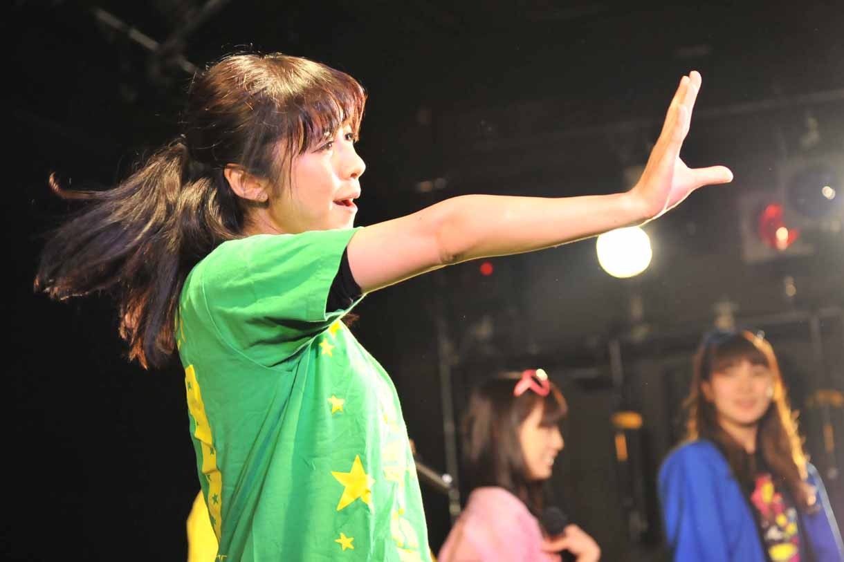 ℃-uteの「都会っ子 純情」を踊る槙田紗子。