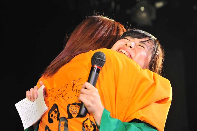 抱き合う岩村捺未と槙田紗子。