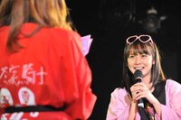 手紙を読む安斉奈緒美と、聞く奥仲麻琴。